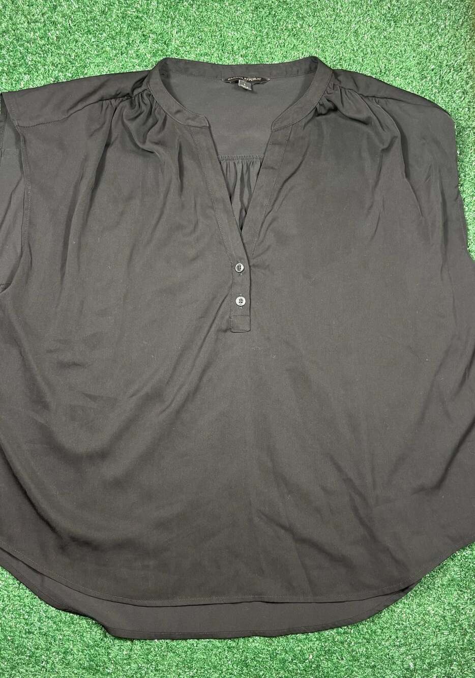Banana Republic Blouse Size L Black V-Neck Short Sleeve Henley